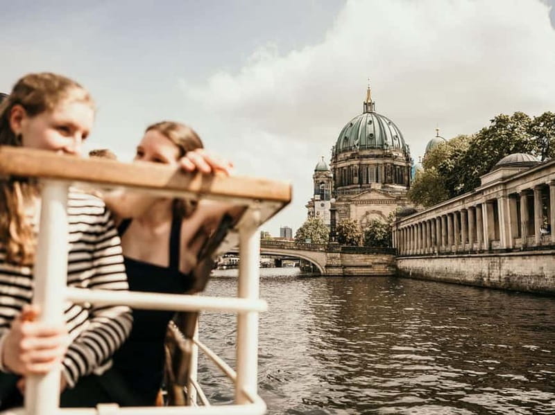 1h Berlin-Cruise with 140 year old electrified steamship - A one-hour route through central Berlin