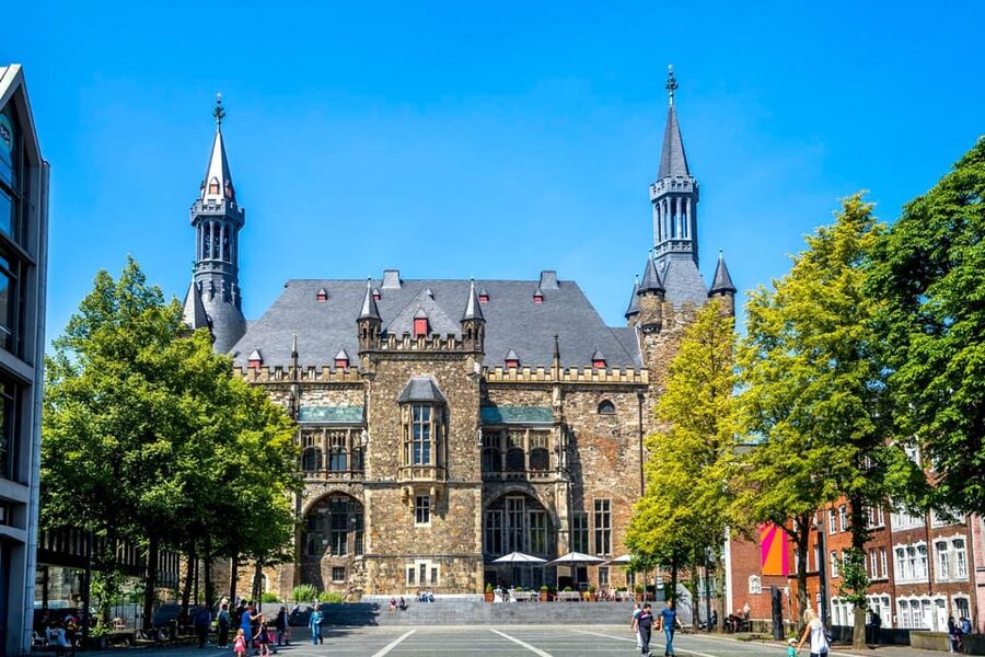 Aachen: Express Walk with a Local in 60 minutes - Starting beside Aachen’s horse statue
