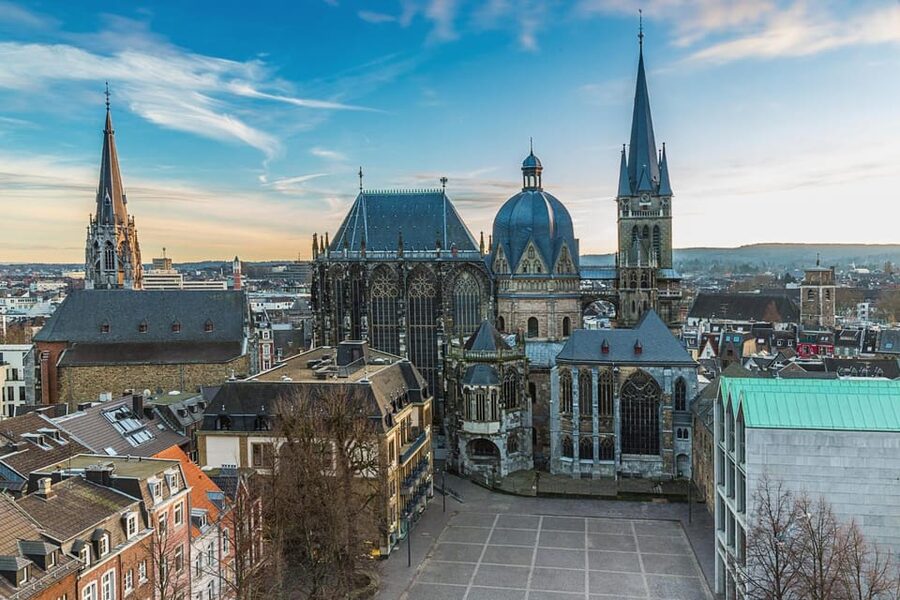 Aachen: Express Walk with a Local in 60 minutes - City Hall and Aachen’s central squares