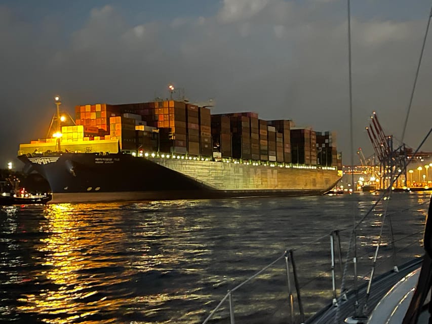 "After Work" - Sailing-Yacht Cruising Event, Hamburg/Elbe - Maneuvers beside Hamburg’s concert hall
