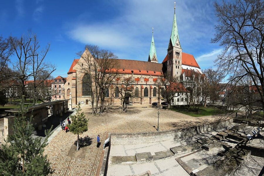 Augsburg: Illuminated Guided Evening Walking Tour - Starting at the illuminated town hall
