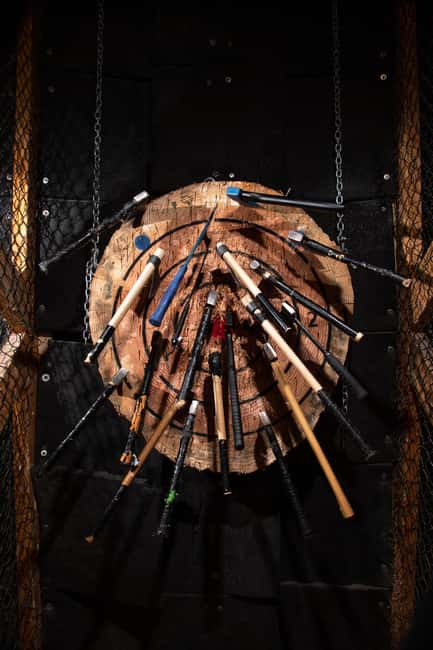 AXE THROWING & CRAFT BEER EXPERIENCE IN COLOGNE - Unlimited throws keep the pressure off