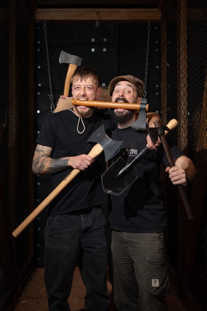 AXE THROWING EXPERIENCE IN BERLIN - Learning the throw without overthinking it