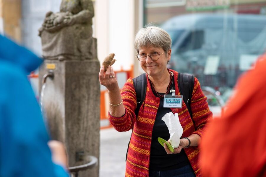 Bamberg: Guided Historical Culinary Tour - Untere Brücke, wine, and a second tasting