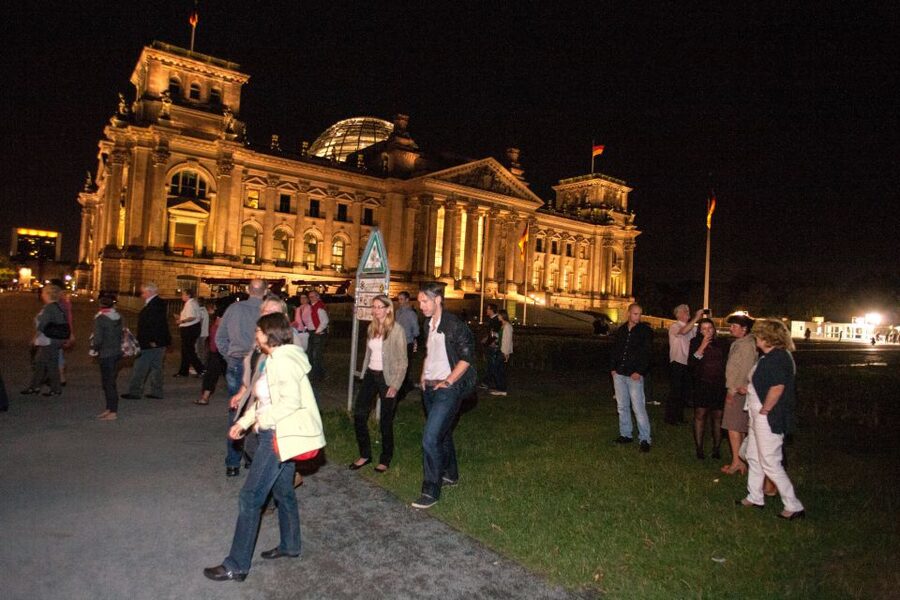 Berlin: 1.5-Hour Comedy Bus Tour in German - Friday and Saturday evening timing
