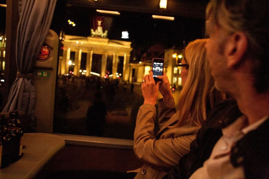 Berlin: 1.5-Hour Comedy Bus Tour in German - Finding Friedrichstadtpalast