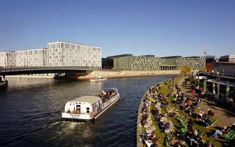 Berlin: 1-Hour Boat Tour with Bilingual Live Guide - Finding the pier near Hackescher Markt