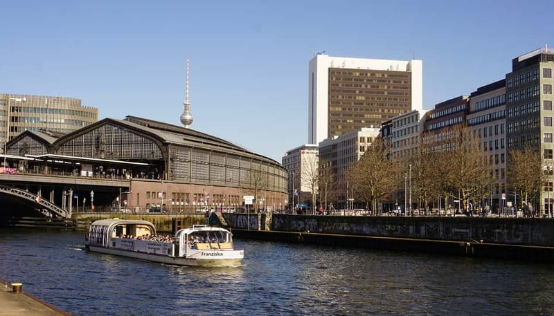 Berlin: 1-Hour Boat Tour with Bilingual Live Guide - Government Berlin from the water