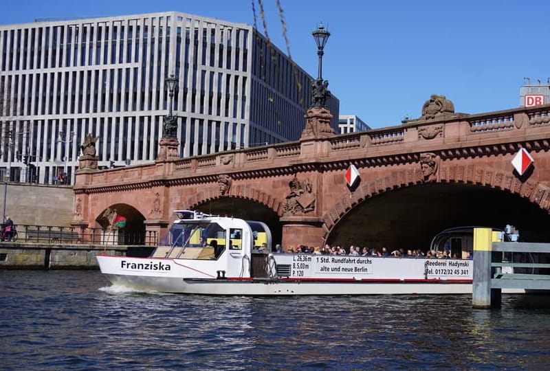 Berlin: 1-Hour Boat Tour with Bilingual Live Guide - What you see between the Humboldt Forum and Museum Island