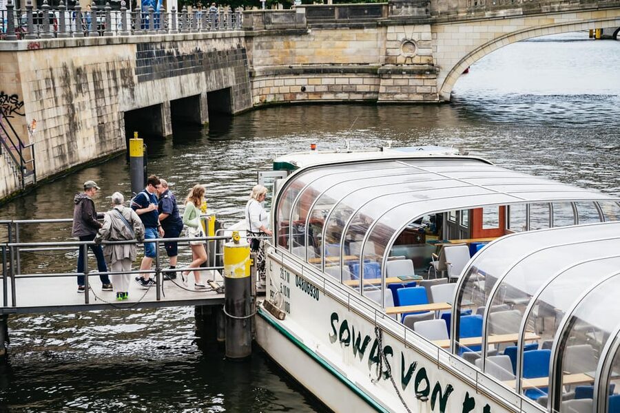 Berlin: 1-Hour City Sightseeing Cruise - Nikolaiviertel and Friedrichstraße