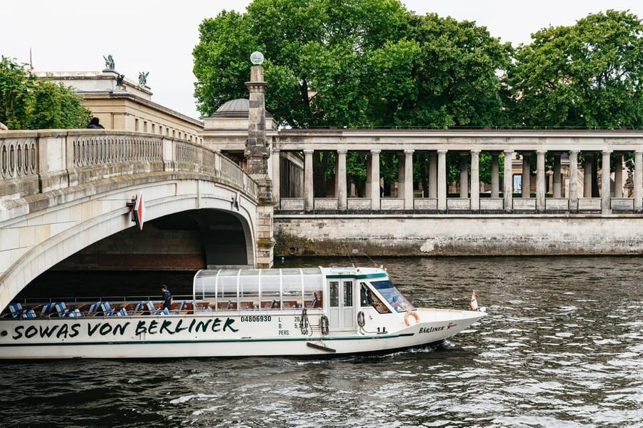 Berlin: 1-Hour City Sightseeing Cruise - Comfort, weather, and onboard service