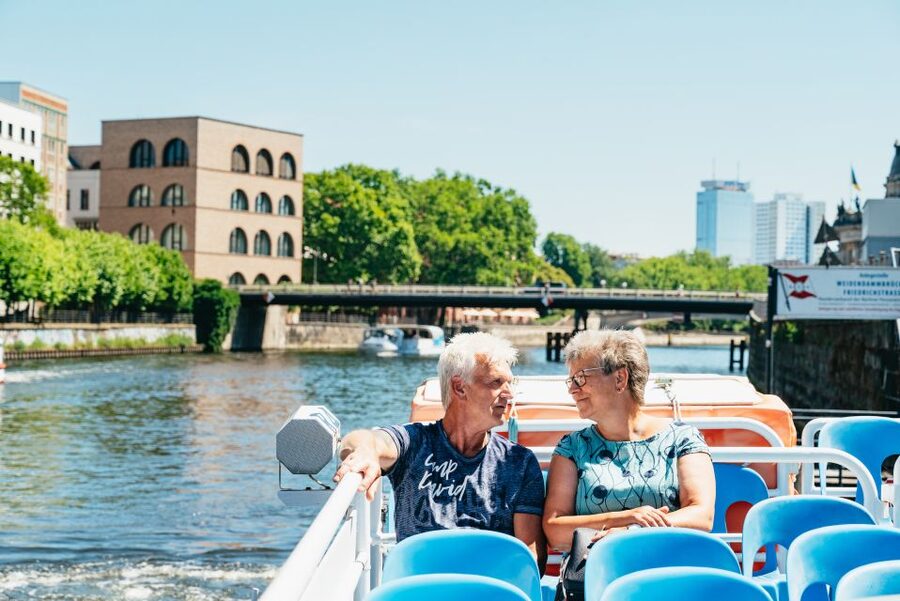 Berlin: 1-Hour City Tour by Boat with Guaranteed Seating - Drinks, snacks, and onboard service