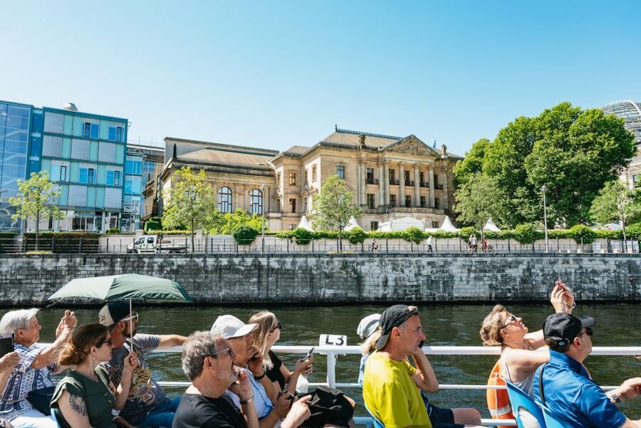 Berlin: 1-Hour City Tour by Boat with Guaranteed Seating - What this Berlin boat tour is really good at