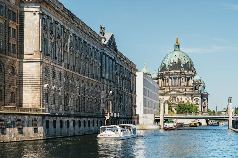 Berlin: 1-Hour City Tour by Boat with Guaranteed Seating - Hauptbahnhof, Berlin Cathedral, and Museum Island