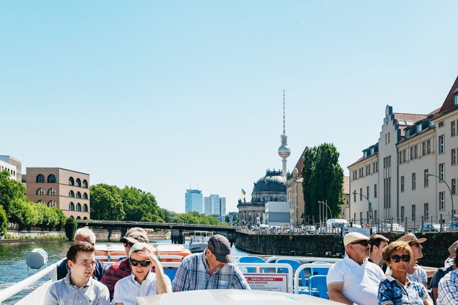 Berlin: 1-Hour City Tour by Boat with Guaranteed Seating - Nikolaiviertel and the final stretch
