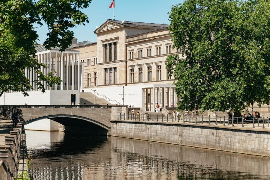 Berlin: 1-Hour City Tour by Boat with Guaranteed Seating - Audio commentary in 12 languages
