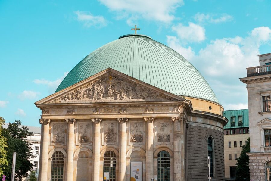 Berlin: 1-Hour Guided Tour of the Historic Center - Guide style, languages, and personal attention