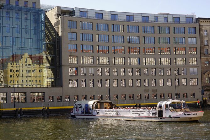Berlin: 1-hr Boat Tour with Bilingual Live Guide (DE/EN) - Drinks, tables, and a proper break from walking
