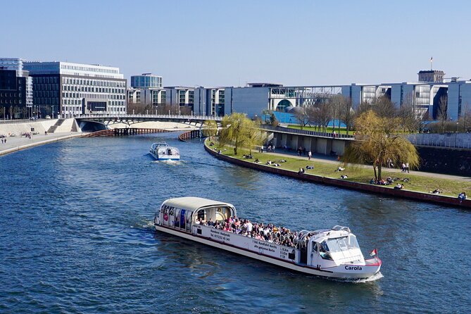 Berlin: 1-hr Boat Tour with Bilingual Live Guide (DE/EN) - A live guide makes the short route worthwhile