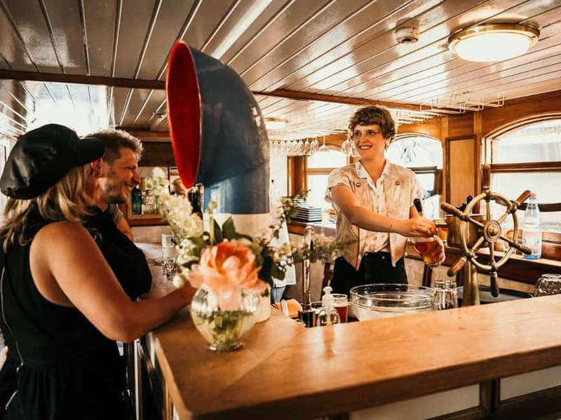 Berlin: 2.5-Hour Beer & Sunset Sightseeing Boat Cruise - Starting at Alte Börse on Burgstraße