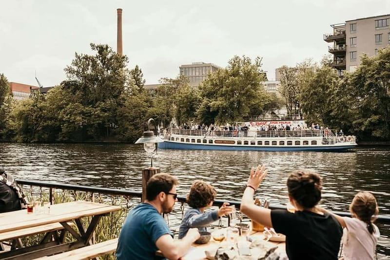 Berlin: 2.5-Hour Beer & Sunset Sightseeing Boat Cruise - From Holzmarkt to Oberbaumbrücke