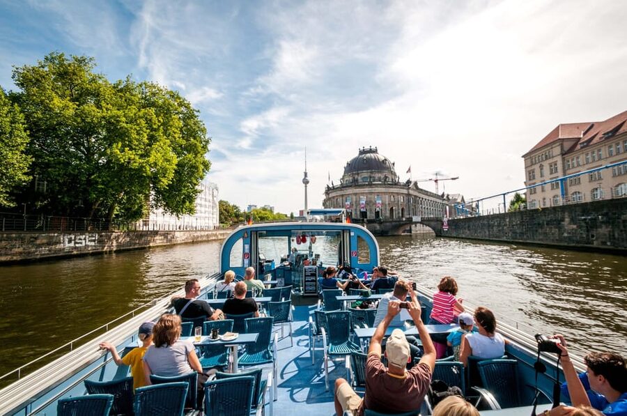 Berlin: 3.25-Hour Spree & Landwehrkanal Boat Tour - Government buildings and central Berlin views