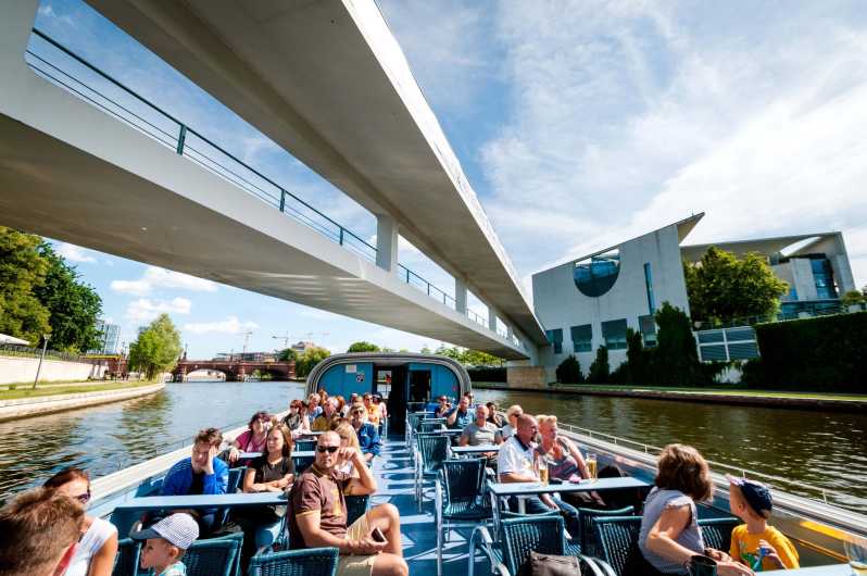 Berlin: 3.25-Hour Spree & Landwehrkanal Boat Tour - Commentary, languages, and what to bring
