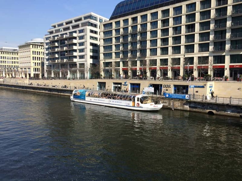 Berlin: Boat Sightseeing Cruise with Audioguide - The first sights: Nikolai Quarter and Mühlendammschleuse