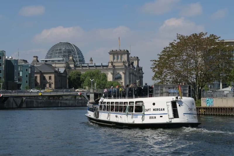 Berlin: Boat Sightseeing Cruise with Audioguide - Humboldt Forum and both sides of Museum Island