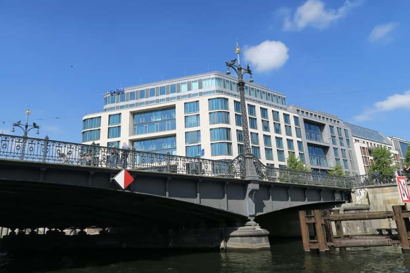 Berlin: Boat Sightseeing Cruise with Audioguide - Hauptbahnhof, Haus der Kulturen der Welt, and Tiergarten