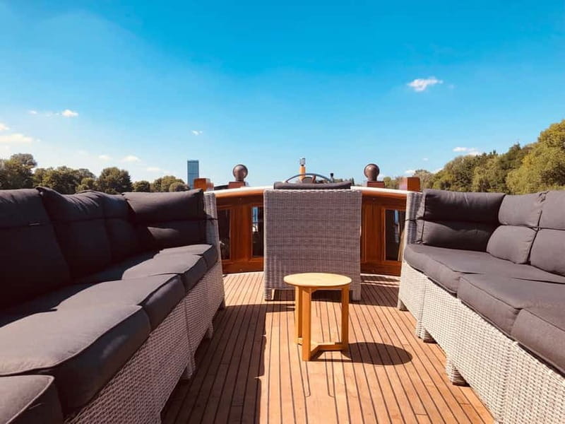 Berlin: Boat Sightseeing Tour on Electric Motor Yacht - The government district from a calmer angle