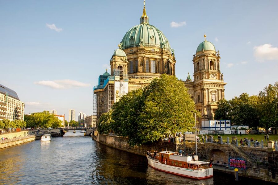 Berlin: Boat Sightseeing Tour on Electric Motor Yacht - Commentary, music, and the pace of the ride