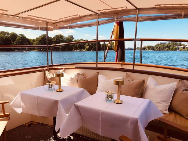 Berlin: Boat Sightseeing Tour on Electric Motor Yacht - Drinks, snacks, blankets, and the small details
