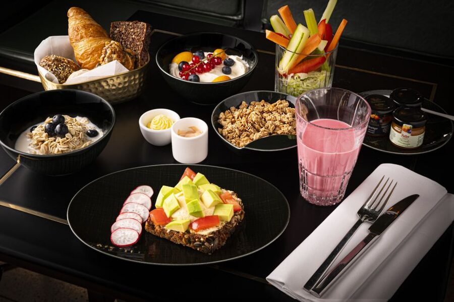 Berlin: Breakfast at Café Wintergarten - Who will enjoy this breakfast most?