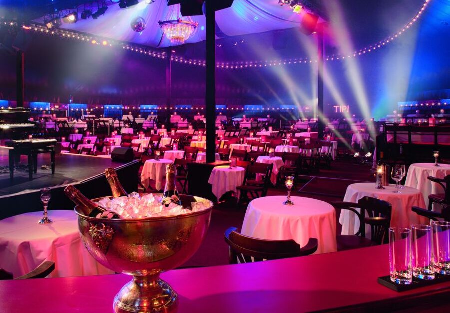 Berlin: Cabaret – The Berlin Musical at Tipi am Kanzleramt - Food, drinks, and the table reservation