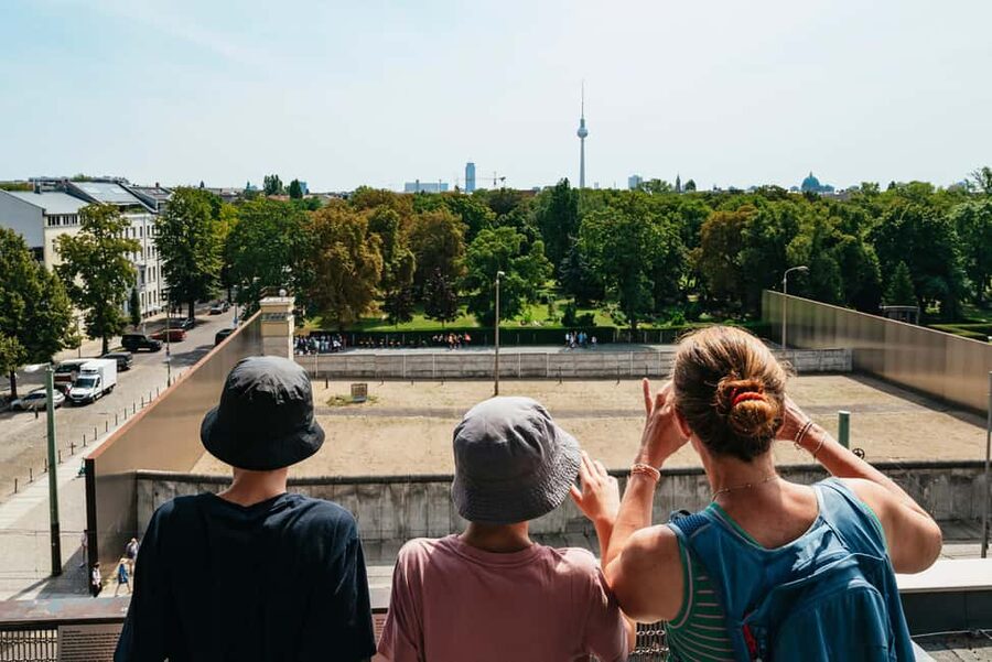 Berlin: Cold War Walking Tour on Berlin Wall Route - Starting at Gesundbrunnen and reading the former border