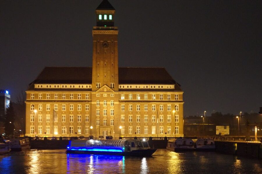 Berlin: Dinner Cruise on the Spree with Prosecco - Choosing between the three-course and four-course dinners