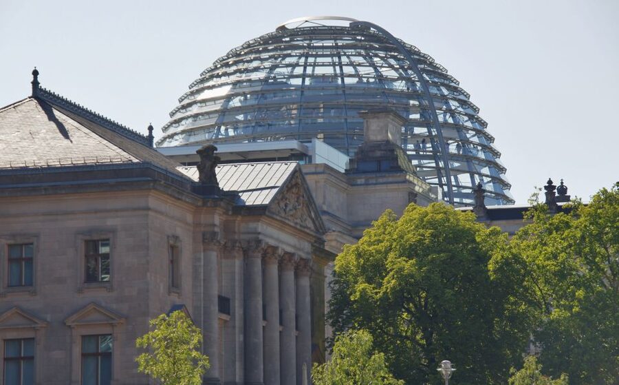 Berlin: Dinner Cruise on the Spree with Prosecco - Prosecco, drinks, and the cash-only warning