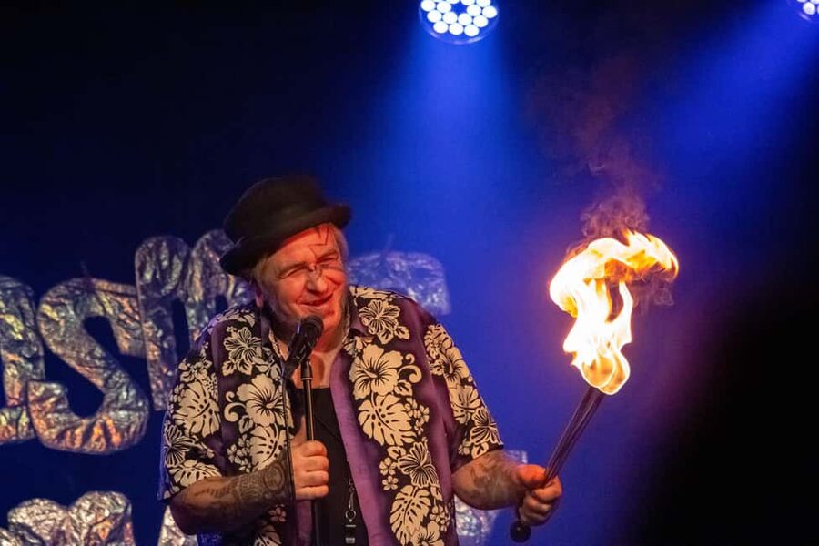 Berlin: English Stand-Up Comedy Show - Thursday open mic or weekend showcase?