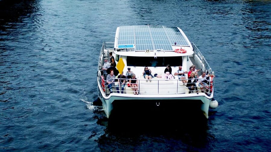 Berlin: Exclusive Boat Tour on a Solar-Powered Catamaran - Seating, drinks, and onboard comfort