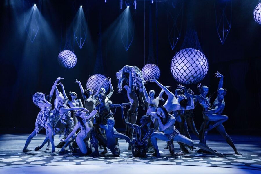 Berlin: FALLING | IN LOVE Grand Show Friedrichstadt-Palast - How the 2.5-hour evening fits into your Berlin plans