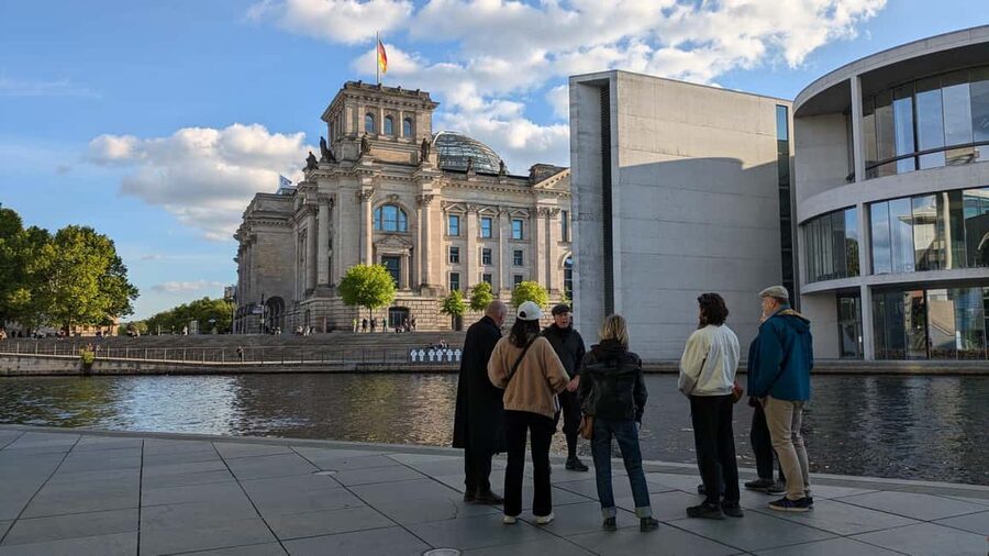 Berlin: Government District around the Reichstag Guided Tour - Following the Berlin Wall through a changed city