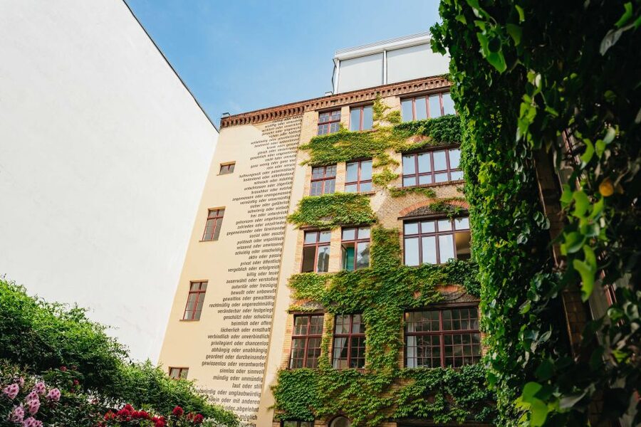 Berlin: Hidden Backyards Guided Walking Tour - Rosenhöfe, Sophienkirche, and the Jewish quarter