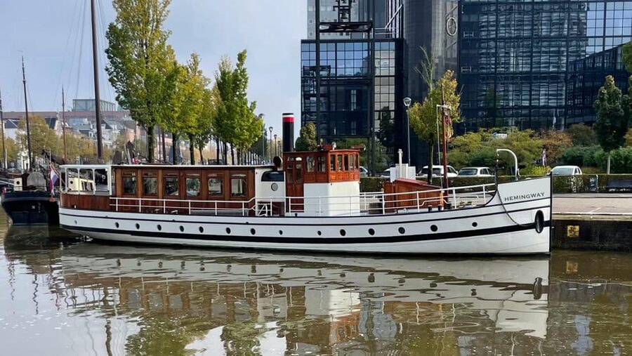 Berlin: Historic Boat Sightseeing City Center Tour - Is $33 a fair price for one hour?