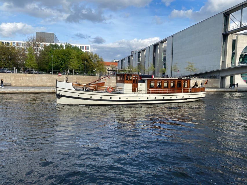 Berlin: Historic Boat Sightseeing City Center Tour - What the onboard service is really like
