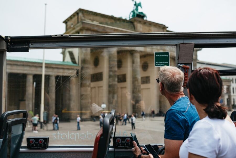 Berlin: Hop-on Hop-off Bus Tour with Live Commentary - Museum Island, Humboldt University, and Unter den Linden