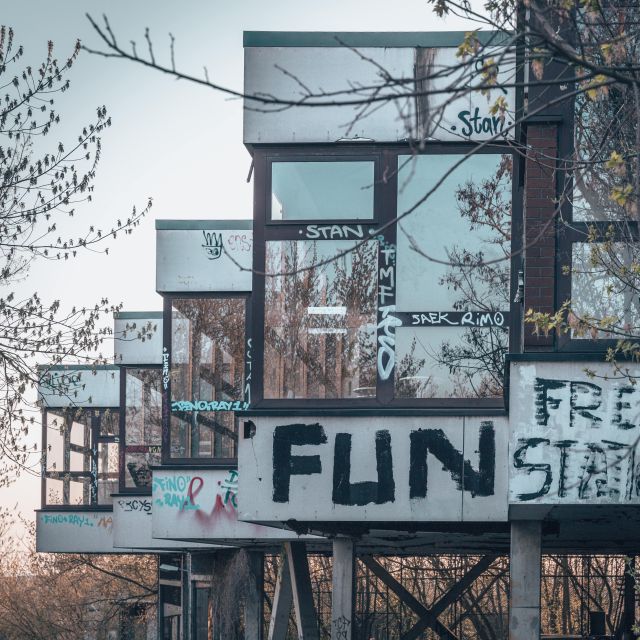 Berlin: Listening Station Teufelsberg Tour with Transfer - Walking through the street art rooms