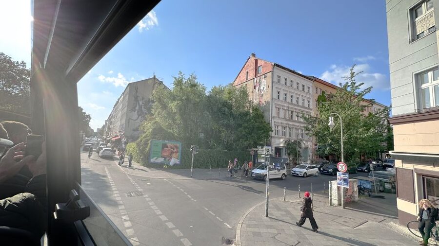 Berlin: Live-Guided Evening Sightseeing Tour by Open-top Bus - Kreuzberg and Nikolaiviertel: two very different Berlins