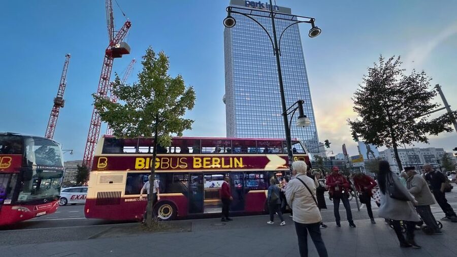 Berlin: Live-Guided Evening Sightseeing Tour by Open-top Bus - Friedrichstadt-Palast and the Palace of Tears