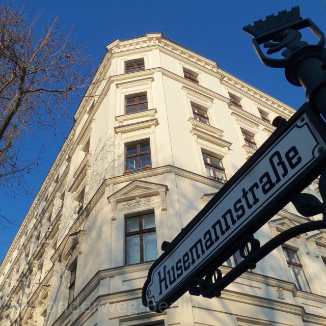 Berlin: Prenzlauer Berg District Guided Walking Tour - What the guide adds to the experience